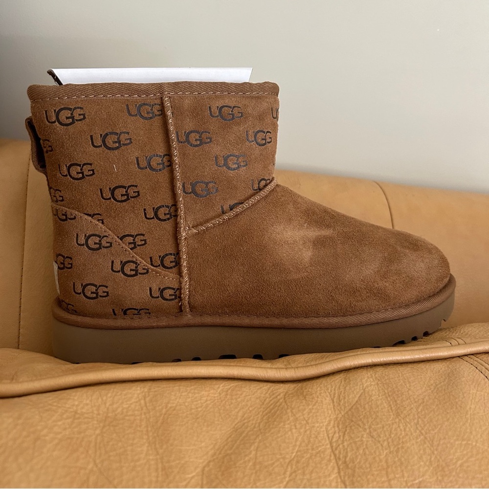 UGGS- Classic Mini Embossed Logo